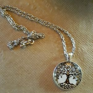 Stunning tree of life Neclace